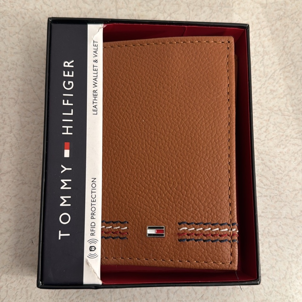 Tommy Hilfiger Tan Leather Trifold Wallet & Valet RFID Protection 31HP110046 NEW